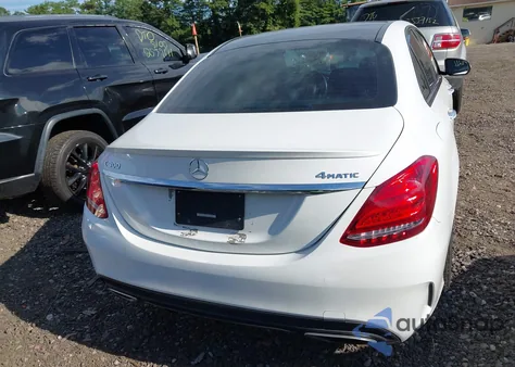 2017 Mercedes-Benz C 300 4Matic/Luxury 4Matic/Sport 4Matic z USA, uszkodzony, nr VIN 55SWF4KB3HU214054